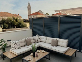Dawn & Dusk - Modern Two Bedroom Apartment with Mountain Views